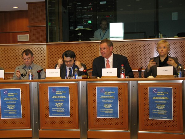 Auf dem Bild von links nach rechts: Klaus-Heiner Lehne (Koordinator des Rechtsausschusses), Antonio Preto (Leiter des Ausschussekretariats), Prof. Dr. Mayer (Schirmherr), Pia-Noora Kauppi (finnische Abgeordnete und Berichterstatterin der EVP zu dem Vorschlag).