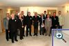Die Teilnehmer waren v. l. n. r. August Dasenbrock, Pr�lat Leonhard Elsner, Christian Gerdes, Ulrike Hintze, Prof. Dr. Hans-Peter Mayer, Weihbischof Heinrich Timmerevers, Prof. Dr. Hans-Gert P�ttering, Prof. Dr. Franz B�lsker, Volkmar Hinrichsmeyer (Praktikant des B�ros Mayer), Siegfried Looschen, Bernd Winter, Dr. Gerhard Tepe und Stefan H�lters. 