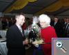 Frau Fischer Boel bekommt ein Geschenk als dankesch�n.