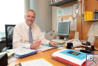 Hans-Peter Mayer bei der Arbeit in seinem Br�sseler B�ro im Europ�ischen Parlament