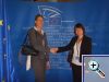 Katharina Derschewsky und Franziska Stelljes (beide Oldenburg) im Empfangsbereich des Europ�ischen Parlaments in Stra�burg, der ansonsten den Staats- und Regierungschefs vorbehalten ist.