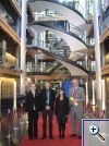 Gesine Woltmann (Bad Zwischenahn), Jan Weinreich (Vechta) und �zlem Deniz (Hamburg) mit Prof. Dr. Mayer im Empfangsbereich der Staats- und Regierungschefs im Europ�ischen Parlament in Stra�burg.