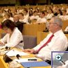 Der Europa-Abgeordnete Prof. Dr. Mayer w�hrend einer Diskussion mit Studierenden der Leuphana Universit�t L�neburg im Europ�ischen Parlament am 19. Juni 2012. Im Mittelpunkt des Gespr�chs stand ein Modell der Studenten f�r einen Umbau des �ffentlichen Gesundheitswesens in der Bundesrepublik Deutschland. Neben ihm die Europa-Abgeordnete Rebecca Harms (Fraktion der Gr�nen).