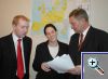 Norbert Moormann (L�ningen) beim Durchgang einiger B�rounterlagen zusammen mit Prof. Dr. Mayer und seiner Parlamentarischen Referentin Julia Lindemann.